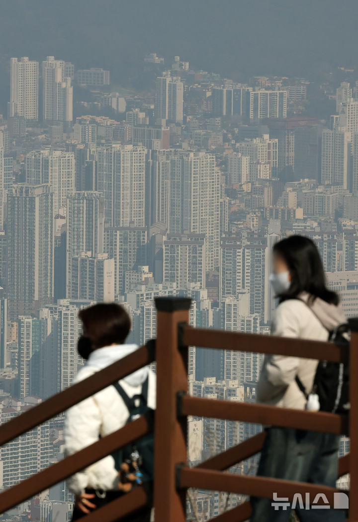 [부산=뉴시스] 하경민 기자 = 부산지역 초미세먼지 농도 '나쁨' 단계를 보인 10일 부산 황령산 봉수대에서 바라본 도심이 뿌옇게 보이고 있다. 2026.03.10. yulnetphoto@newsis.com
