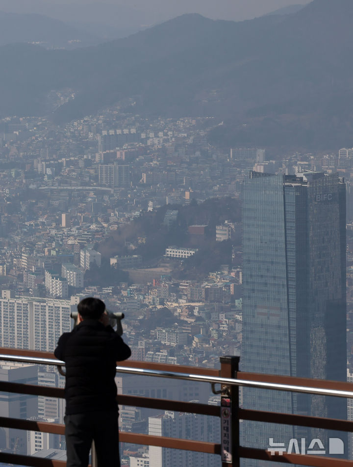 [부산=뉴시스] 하경민 기자 = 부산지역 초미세먼지 농도 '나쁨' 단계를 보인 10일 부산 황령산 봉수대에서 바라본 도심이 뿌옇게 보이고 있다. 2026.03.10. yulnetphoto@newsis.com