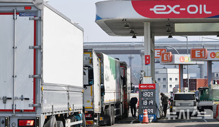 [용인=뉴시스] 김종택 기자 = 미국과 이스라엘의 이란 공습에 따른 중동 정세 불안 여파로 국내 주유소 기름값 상승세가 이어지고 있는 10일 경기 용인시 영동고속도로 용인휴계소 주유소에서 운전자들이 차량에 기름을 넣고 있다. 2026.03.10. jtk@newsis.com