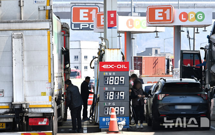 [용인=뉴시스] 김종택 기자 = 미국과 이스라엘의 이란 공습에 따른 중동 정세 불안 여파로 국내 주유소 기름값 상승세가 이어지고 있는 10일 상대적으로 저렴한 경기 용인시 영동고속도로 용인휴계소 주유소에서 운전자들이 차량에 기름을 넣고 있다. 2026.03.10. jtk@newsis.com