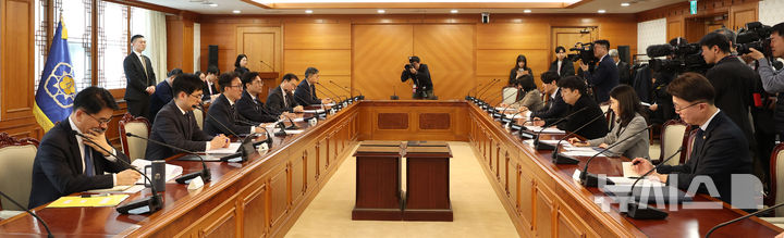 [서울=뉴시스] 김선웅 기자 = 김민석 국무총리가 10일 서울 종로구 정부서울청사에서 열린 UN AI 허브 유치지원 TF 회의에서 모두발언을 하고 있다. 2026.03.10. mangusta@newsis.com