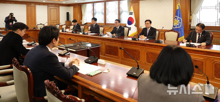 [서울=뉴시스] 김선웅 기자 = 김민석 국무총리가 10일 서울 종로구 정부서울청사에서 열린 UN AI 허브 유치지원 TF 회의에서 모두발언을 하고 있다. 2026.03.10. mangusta@newsis.com