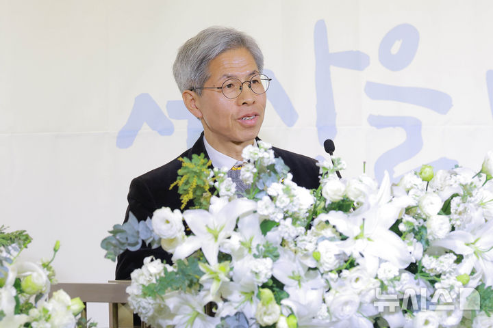 [서울=뉴시스] 이영환 기자 = 권영국 정의당 대표가 10일 서울 영등포구 한국노총 웨딩여율리에서 열린 '한국노총 창립 제80주년 기념식 및 후원의 날'에 참석해 축사를 하고 있다. (공동취재) 2026.03.10. photo@newsis.com