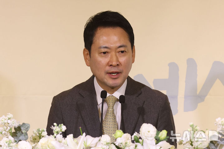 [서울=뉴시스] 이영환 기자 = 장동혁 국민의힘 대표가 10일 서울 영등포구 한국노총 웨딩여율리에서 열린 '한국노총 창립 제80주년 기념식 및 후원의 날'에서 축사를 하고 있다. (공동취재) 2026.03.10. photo@newsis.com