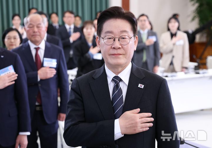 [서울=뉴시스] 고범준 기자 = 이재명 대통령이 10일 청와대에서 열린 상생을 실천하는 기업인과의 대화에서 국민의례를 하고 있다. 2026.03.10. bjko@newsis.com