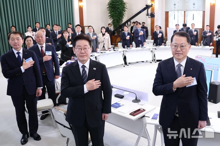 [서울=뉴시스] 고범준 기자 = 이재명 대통령이 10일 청와대에서 열린 상생을 실천하는 기업인과의 대화에서 국민의례를 하고 있다. 2026.03.10. bjko@newsis.com