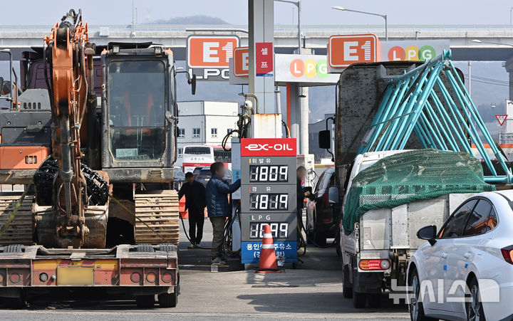 [용인=뉴시스] 김종택 기자 = 미국과 이스라엘의 이란 공습에 따른 중동 정세 불안 여파로 국내 주유소 기름값 상승세가 이어지고 있는 10일 경기 용인시 영동고속도로 용인휴계소 주유소에서 화물차 운전자들이 차량에 기름을 넣고 있다. 2026.03.10. jtk@newsis.com