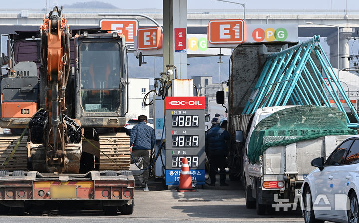 [용인=뉴시스] 김종택 기자 = 미국과 이스라엘의 이란 공습에 따른 중동 정세 불안 여파로 국내 주유소 기름값 상승세가 이어지고 있는 10일 경기 용인시 영동고속도로 용인휴계소 주유소에서 화물차 운전자들이 차량에 기름을 넣고 있다. 2026.03.10. jtk@newsis.com