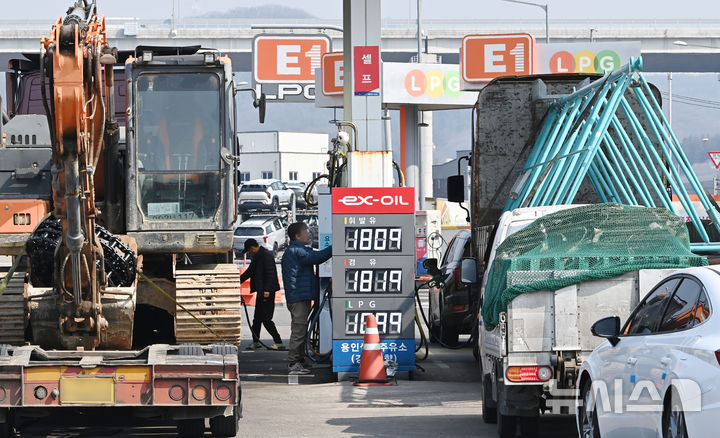 [용인=뉴시스] 김종택 기자 = 미국과 이스라엘의 이란 공습에 따른 중동 정세 불안 여파로 국내 주유소 기름값 상승세가 이어지고 있는 10일 경기 용인시 영동고속도로 용인휴계소 주유소에서 화물차 운전자들이 차량에 기름을 넣고 있다. 2026.03.10. jtk@newsis.com