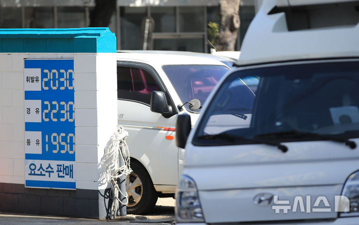 [서귀포=뉴시스] 우장호 기자 = 중동 분쟁 격화로 국제 유가가 급등하고 있는 10일 제주 서귀포 시내 한 주유소에 휘발유·경유 가격이 표시되어 있다. 2026.03.10. woo1223@newsis.com