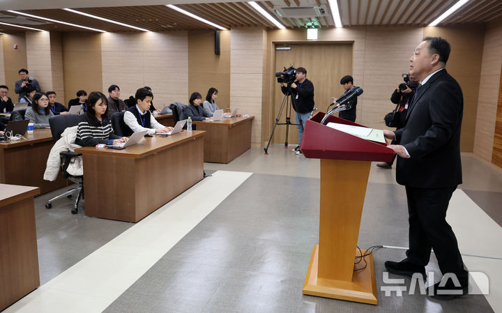 [서울=뉴시스] 이영환 기자 = 손인혁 헌법재판소 사무처장이 10일 오후 서울 종로구 헌법재판소 별관 브리핑룸에서 열린 기자간담회에 참석해 발언을 하고 있다. 2026.03.10. 20hwan@newsis.com