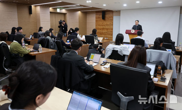 [서울=뉴시스] 이영환 기자 = 손인혁 헌법재판소 사무처장이 10일 오후 서울 종로구 헌법재판소 별관 브리핑룸에서 열린 기자간담회에 참석해 발언을 하고 있다. 2026.03.10. 20hwan@newsis.com