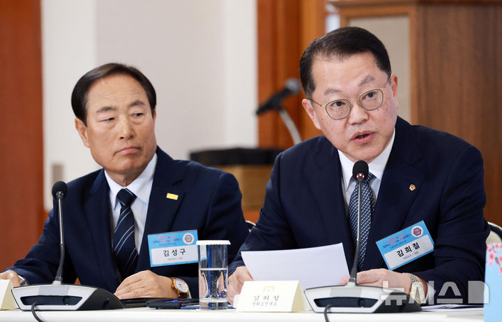 [서울=뉴시스] 고범준 기자 = 김희철 한화오션 대표가 10일 청와대에서 열린 상생을 실천하는 기업인과의 대화에서 발언하고 있다. 왼쪽은 김성구 대원산업 대표. 2026.03.10. bjko@newsis.com