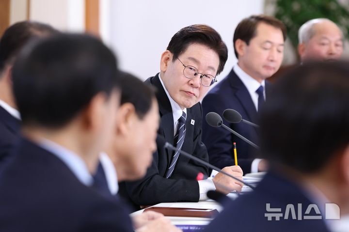 [서울=뉴시스] 고범준 기자 = 이재명 대통령이 10일 청와대에서 열린 상생을 실천하는 기업인과의 대화에서 참석자의 발언을 듣고 있다. 2026.03.10. bjko@newsis.com