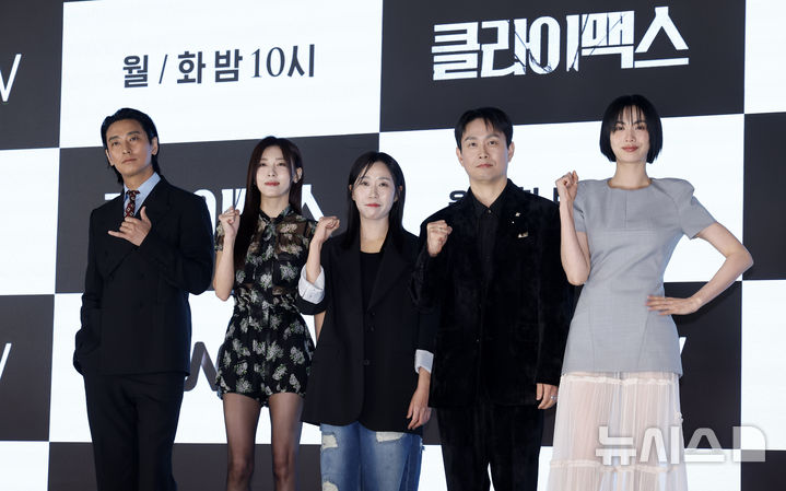 [서울=뉴시스] 김혜진 기자 = 배우 주지훈(왼쪽부터), 하지원, 이지원 감독, 오정세, 나나가 10일 오후 서울 구로구 더세인트에서 열린 ENA 월화드라마 '클라이맥스' 제작발표회에서 포즈를 취하고 있다. 2026.03.10. jini@newsis.com