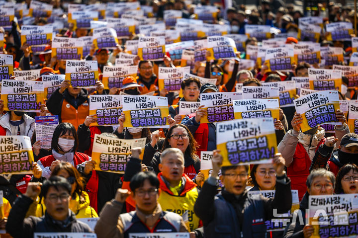 [서울=뉴시스] 정병혁 기자 = 10일 서울 종로구 세종대로에서 열린 민주노총 투쟁 선포대회에서 참가 조합원들이 구호를 외치고 있다. 2026.03.10. jhope@newsis.com