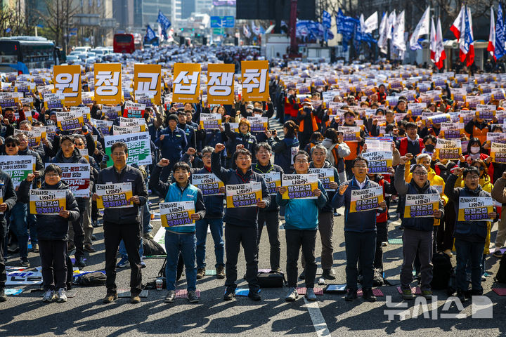 [서울=뉴시스] 정병혁 기자 = 지난 3월 10일 서울 종로구 세종대로에서 열린 민주노총 투쟁 선포대회에서 참가 조합원들이 구호를 외치고 있다. 2026.03.10. jhope@newsis.com