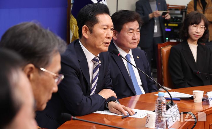 [서울=뉴시스] 조성봉 기자 = 정청래 더불어민주당 대표가 지난 10일 오후 서울 여의도 국회에서 열린 중앙당 및 시·도당 선거관리위원장 연석회의에서 발언을 하고 있다. 2025.03.10. suncho21@newsis.com