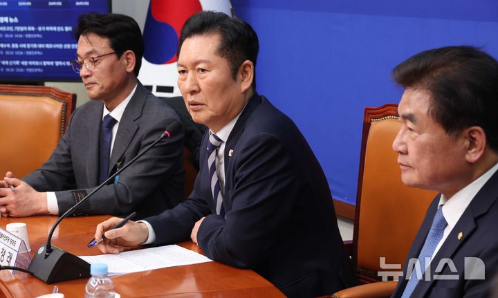 [서울=뉴시스] 조성봉 기자 = 정청래 더불어민주당 대표가 10일 오후 서울 여의도 국회에서 열린 중앙당 및 시·도당 선거관리위원장 연석회의에서 발언을 하고 있다. 2025.03.10. suncho21@newsis.com