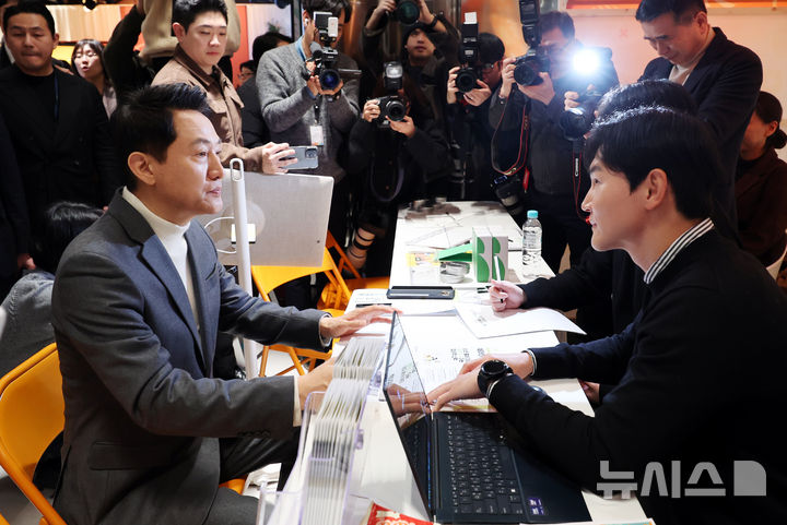 [서울=뉴시스] 박주성 기자 = 오세훈 서울시장이 10일 오후 서울시청 지하1층 서울 갤러리에서 열린 청년 주거 상담 페어에 참석해 상담 부스에서 관계자와 이야기를 나누고 있다. 2026.03.10. park7691@newsis.com