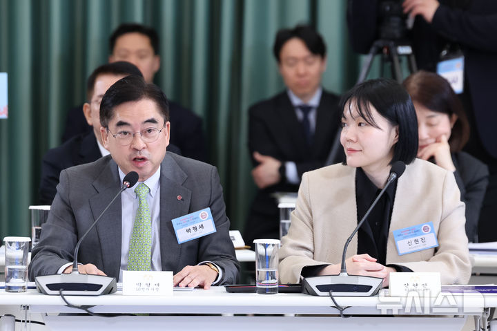 [서울=뉴시스] 고범준 기자 = 박형세(왼쪽) LG전자 사장이 지난 10일 청와대에서 열린 상생을 실천하는 기업인과의 대화에서 발언하고 있다. 오른쪽은 신현진 허드슨에이아이 대표. 2026.03.30. bjko@newsis.com