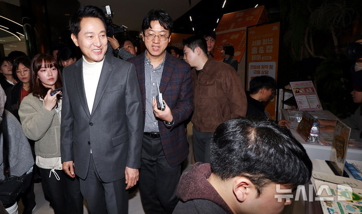[서울=뉴시스] 박주성 기자 = 오세훈 서울시장이 10일 오후 서울시청 지하1층 서울 갤러리에서 열린 청년 주거 상담 페어에 참석해 상담 부스를 둘러보고 있다. 2026.03.10. park7691@newsis.com