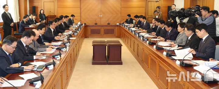 [서울=뉴시스] 추상철 기자 = 김민석 국무총리가 10일 오후 서울 종로구 정부서울청사에서 열린 '국고보조금 부정수급 근절을 위한 관계장관회의'를 주재하고 있다. 2026.03.10. scchoo@newsis.com