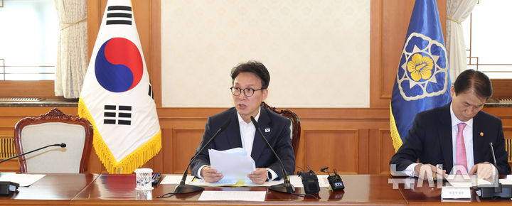 [서울=뉴시스] 추상철 기자 = 김민석 국무총리가 10일 오후 서울 종로구 정부서울청사에서 열린 '국고보조금 부정수급 근절을 위한 관계장관회의'를 주재하고 있다. 2026.03.10. scchoo@newsis.com