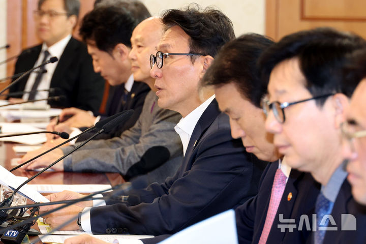 [서울=뉴시스] 추상철 기자 = 김민석 국무총리가 10일 오후 서울 종로구 정부서울청사에서 열린 '국고보조금 부정수급 근절을 위한 관계장관회의'를 주재하고 있다. 2026.03.10. scchoo@newsis.com