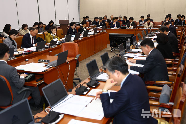 [서울=뉴시스] 김명년 기자 = 지난 10일 오후 서울 여의도 국회에서 보건복지위원회 전체회의가 열리고 있다. 2026.03.10. kmn@newsis.com