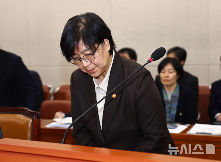 [서울=뉴시스] 김명년 기자 = 정은경 보건복지부 장관이 10일 오후 서울 여의도 국회에서 열린 보건복지위원회 전체회의에서 업무보고를 마치고 인사하고 있다. 2026.03.10. kmn@newsis.com
