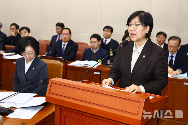 [서울=뉴시스] 김명년 기자 = 정은경 보건복지부 장관이 10일 오후 서울 여의도 국회에서 열린 보건복지위원회 전체회의에서 업무보고하고 있다. 2026.03.10. kmn@newsis.com