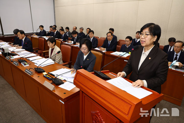 [서울=뉴시스] 김명년 기자 = 정은경 보건복지부 장관이 10일 오후 서울 여의도 국회에서 열린 보건복지위원회 전체회의에서 업무보고하고 있다. 2026.03.10. kmn@newsis.com