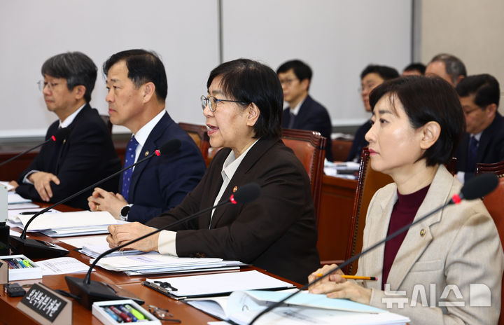 [서울=뉴시스] 김명년 기자 = 정은경 보건복지부 장관이 지난 10일 오후 서울 여의도 국회에서 열린 보건복지위원회 전체회의에서 질의에 답변하고 있다. 2026.03.10. kmn@newsis.com