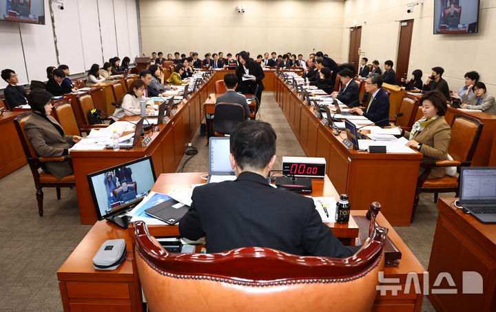 [서울=뉴시스] 김명년 기자 = 박주민 국회 보건복지위원장이 10일 오후 서울 여의도 국회에서 전체회의에서 의사봉을 두드리고 있다. 2026.03.10. kmn@newsis.com