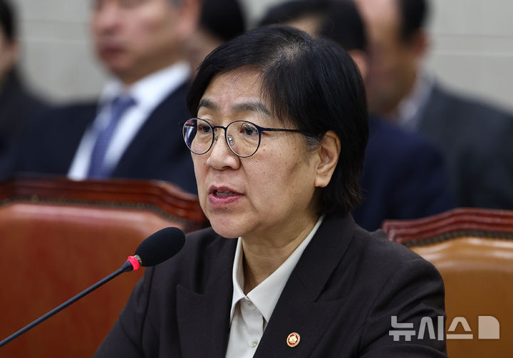 [서울=뉴시스] 김명년 기자 = 정은경 보건복지부 장관이 지난 10일 오후 서울 여의도 국회에서 열린 보건복지위원회 전체회의에서 질의에 답변하고 있다. 2026.03.10. kmn@newsis.com