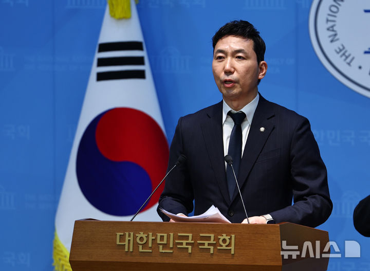 [서울=뉴시스] 김명년 기자 = 이정헌 더불어민주당 의원이 10일 서울 여의도 국회 소통관에서 정원오 서울시장 예비후보 선거대책위원회 구성 발표 기자회견을 하고 있다. 2026.03.10. kmn@newsis.com
