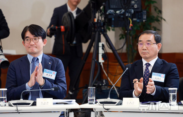 박수치는 윤상현 CJ ENM 대표-조재곤 영풍 대표 - 뉴스 썸네일 이미지