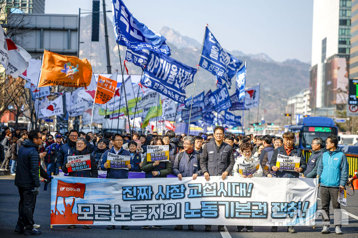 [서울=뉴시스] 정병혁 기자 = 지난 10일 서울 종로구 세종대로에서 열린 민주노총 투쟁 선포대회에서 참가 조합원들이 행진을 하고 있다. 2026.03.10. jhope@newsis.com
