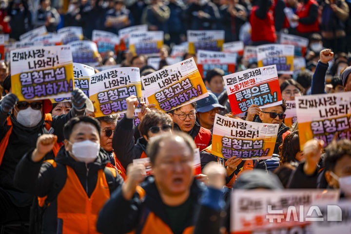 [서울=뉴시스] 정병혁 기자 = 10일 서울 종로구 세종대로에서 열린 민주노총 투쟁 선포대회에서 참가 조합원들이 구호를 외치고 있다. 2026.03.10. jhope@newsis.com
