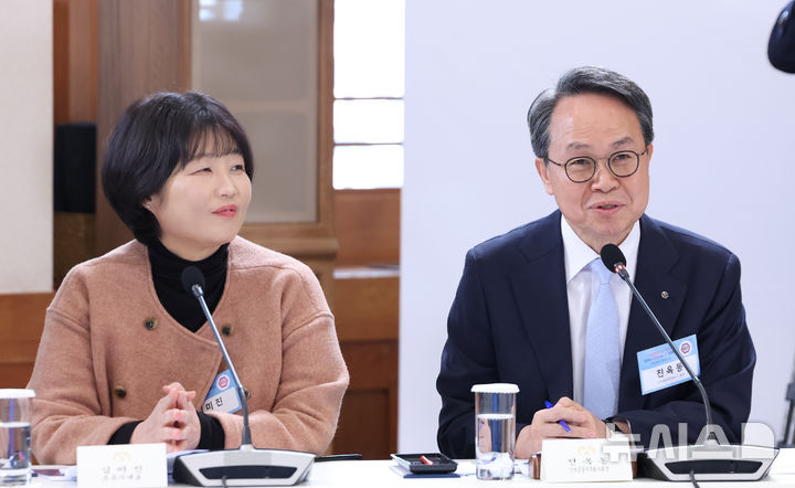 발언하는 진옥동 신한금융지주 회장 - 뉴스 썸네일 이미지