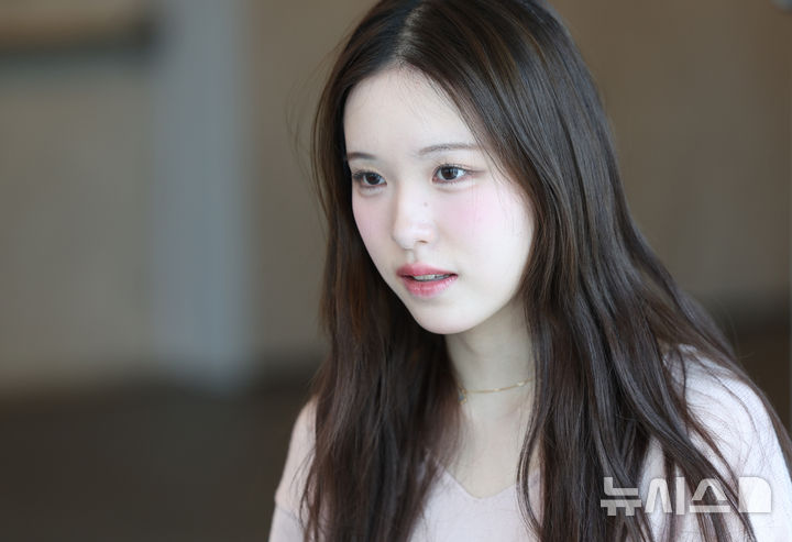 [서울=뉴시스] 김진아 기자 = 지난해 '쇤펠트 국제 콩쿠르'를 대회 역사상 최연소로 우승한 첼리스트 이재리가 10일 서울 강남구 거암아트홀에서 뉴시스와 인터뷰를 하고 있다.&nbsp; 오는 22일 거암아트홀에서 '이재리 첼로 리사이틀'이 개최된다. 2026.03.10. bluesoda@newsis.com