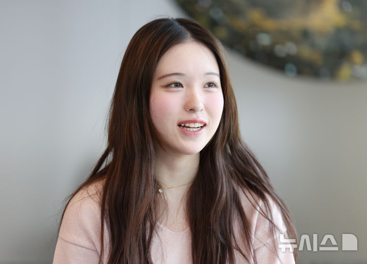 [서울=뉴시스] 김진아 기자 = 지난해 '쇤펠트 국제 콩쿠르'를 대회 역사상 최연소로 우승한 첼리스트 이재리가 10일 서울 강남구 거암아트홀에서 뉴시스와 인터뷰를 하고 있다.&nbsp; 오는 22일 거암아트홀에서 '이재리 첼로 리사이틀'이 개최된다. 2026.03.10. bluesoda@newsis.com