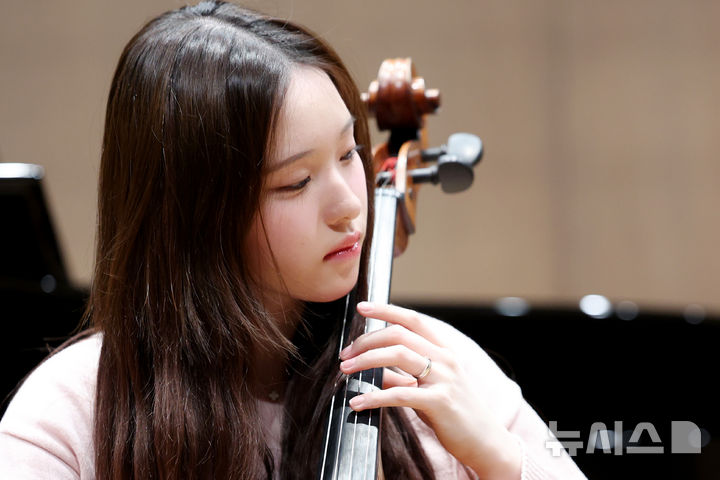 [서울=뉴시스] 김진아 기자 = 지난해 '쇤펠트 국제 콩쿠르'를 대회 역사상 최연소로 우승한 첼리스트 이재리가 10일 서울 강남구 거암아트홀에서 뉴시스와 인터뷰를 하기 앞서 연주를 하고 있다.&nbsp; 오는 22일 거암아트홀에서 '이재리 첼로 리사이틀'이 개최된다. 2026.03.10. bluesoda@newsis.com