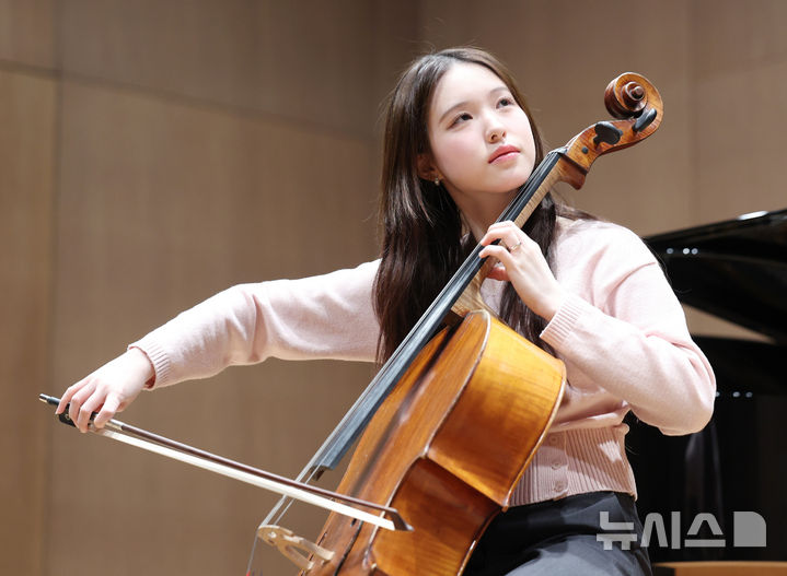 [서울=뉴시스] 김진아 기자 = 지난해 '쇤펠트 국제 콩쿠르'를 대회 역사상 최연소로 우승한 첼리스트 이재리가 10일 서울 강남구 거암아트홀에서 뉴시스와 인터뷰를 하기 앞서 연주를 하고 있다.&nbsp; 오는 22일 거암아트홀에서 '이재리 첼로 리사이틀'이 개최된다. 2026.03.10. bluesoda@newsis.com