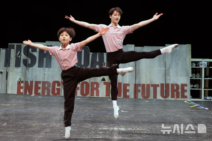 [고양=뉴시스] 박진희 기자 = 뮤지컬 '빌리 엘리어트' 배우 김우진(빌리 역)과 임선우(성인 빌리 역)가 10일 경기 고양시 아람누리극장에서 주요 장면을 시연하고 있다. 2026.03.10. pak7130@newsis.com