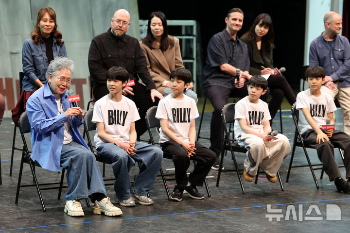 [고양=뉴시스] 박진희 기자 = 뮤지컬 '빌리 엘리어트' 출연진과 연출진이 10일 경기 고양시 아람누리극장에서 기자간담회를 하고 있다. 이날 자리에는 해외 협력 연출 애드 번사이드, 해외 협력 안무 톰 호지슨, 해외 협력 음악감독 스티브 에이모스, 빌리 역의 김승주, 박지후, 김우진, 조윤우, 윌킨슨 역의 최정원, 전수미, 할머니 역의 박정자, 성인 빌리 역의 임선우가 참석했다. 2026.03.10. pak7130@newsis.com