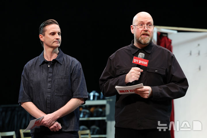 [고양=뉴시스] 박진희 기자 = 뮤지컬 '빌리 엘리어트' 해외 협력 연출 애드 번사이드(오른쪽)와 해외 협력 안무 톰 호지슨이 10일 경기 고양시 아람누리극장에서 기자간담회를 하고 있다. 2026.03.10. pak7130@newsis.com