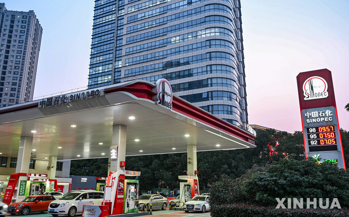 [베이징=신화/뉴시스] 지난달 9일 중국 동부 장쑤성 난징의 한 주유소에서 차량들이 주유하고 있다. 2026.04.21