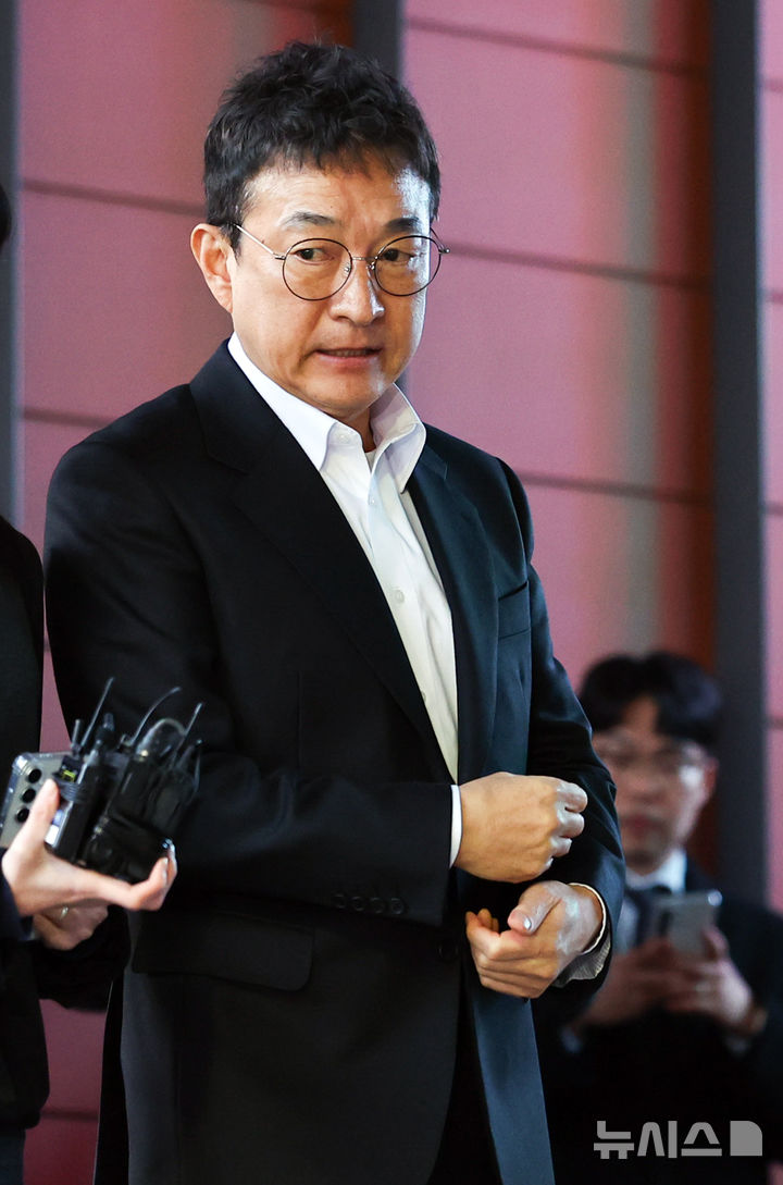 [서울=뉴시스] 최진석 기자 = 도로교통법 위반(음주운전·사고후미조치) 혐의를 받고 있는 배우 이재룡이 10일 서울 강남경찰서에서 피의자 조사를 마친 뒤 이동하고 있다. 2026.03.10. myjs@newsis.com